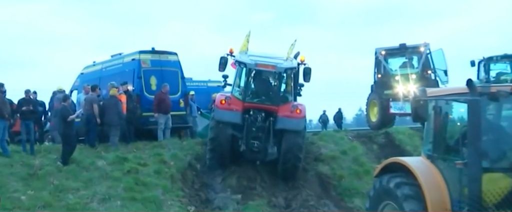 VIDÉO - Colère des agriculteurs : les images de tracteurs contournant un barrage de police sur la route de Rungis