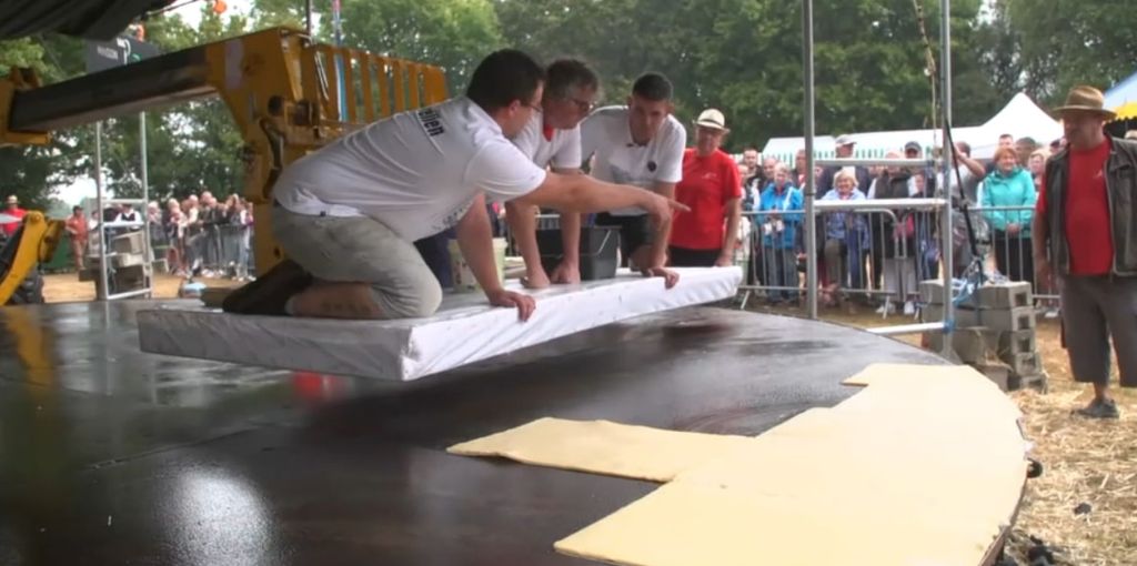 VIDÉO - Sept mètres de diamètre : deux boulangers réalisent le plus grand sablé breton du monde