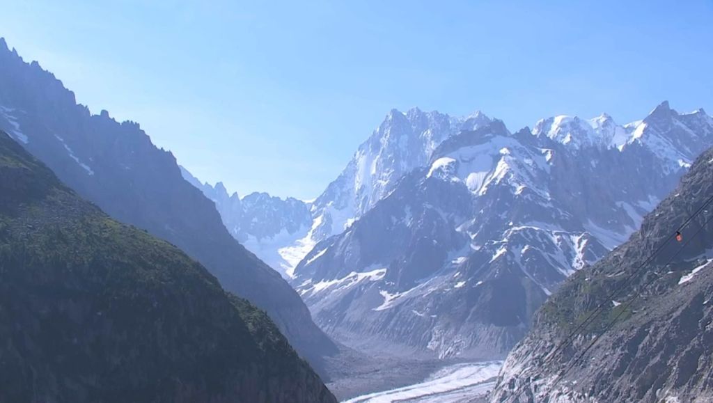 VIDÉO - Vacances à la montagne : les chemins de randonnée se transforment avec le changement climatique