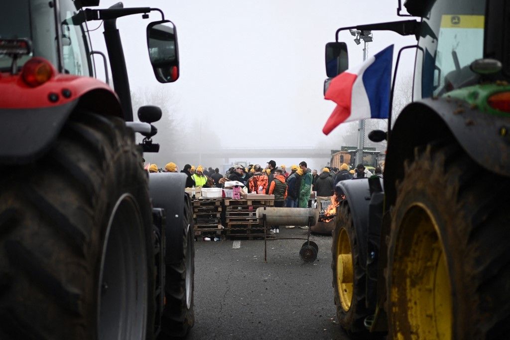 Mobilisation des agriculteurs : près d'une quarantaine de barrages actifs, d'autres actions possibles dès lundi