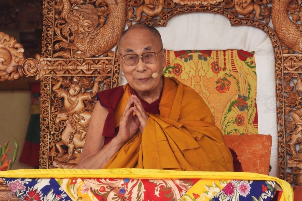 Le Dalaï Lama s'excuse auprès d'un jeune garçon après un comportement choquant