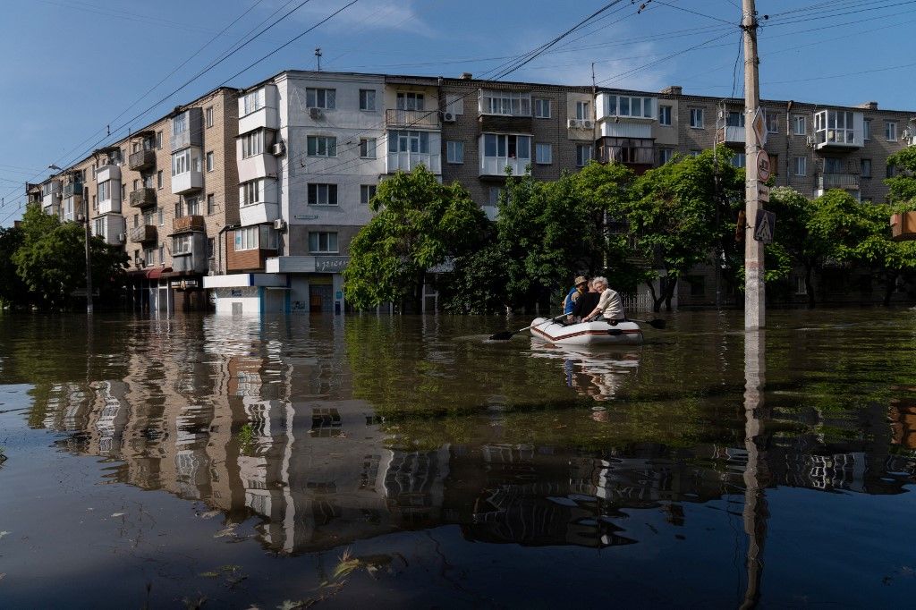 REPORTAGE - Barrage détruit en Ukraine : la course contre-la-montre pour échapper à la montée des eaux