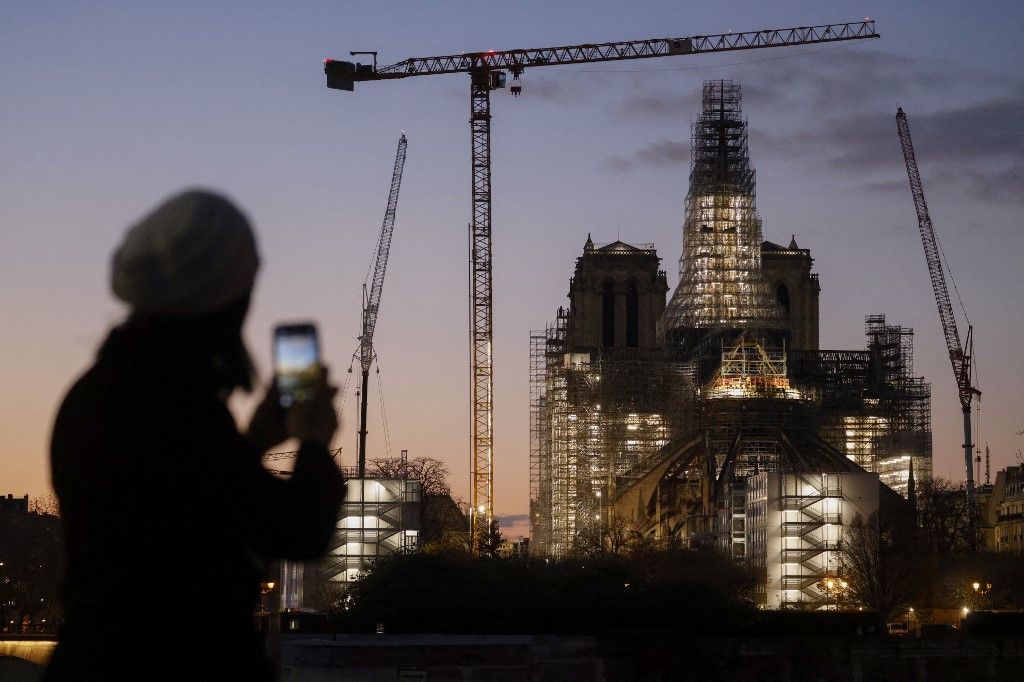 Notre-Dame : la silhouette de la flèche de la cathédrale s'élance à nouveau dans le ciel de Paris