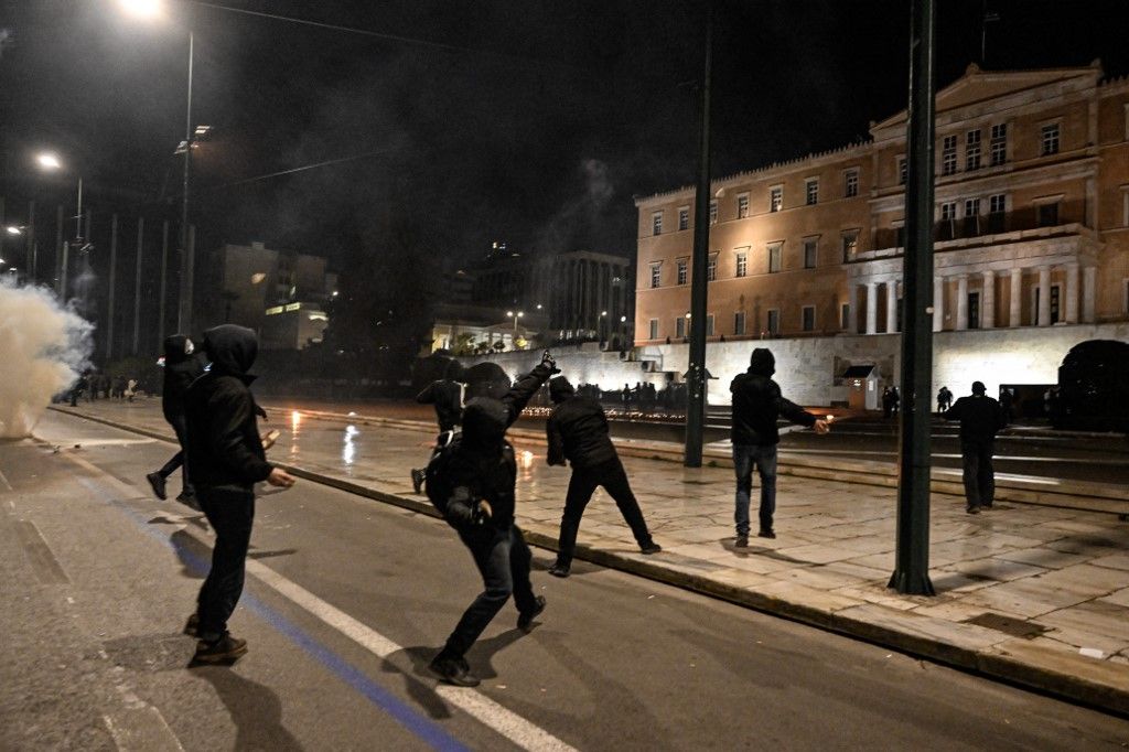 VIDÉO - Grèce : colère et heurts à Athènes après la catastrophe ferroviaire