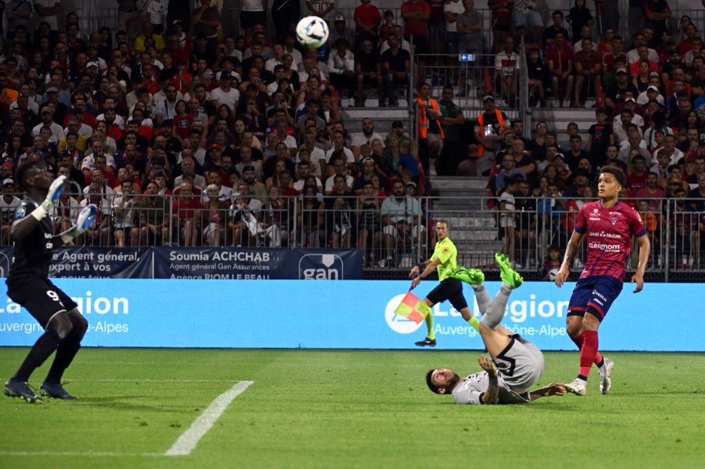 Ligue 1 : le PSG brille d'entrée, Lionel Messi ovationné par les supporters de Clermont