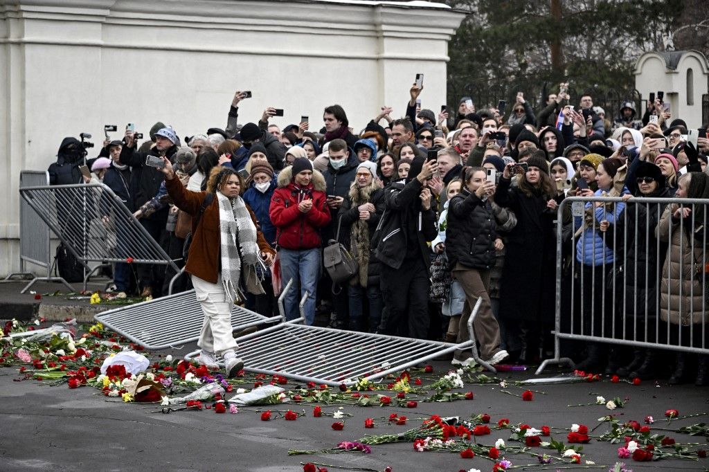 VIDÉO - La foule malgré le risque d'arrestation : les images des obsèques d'Alexeï Navalny à Moscou
