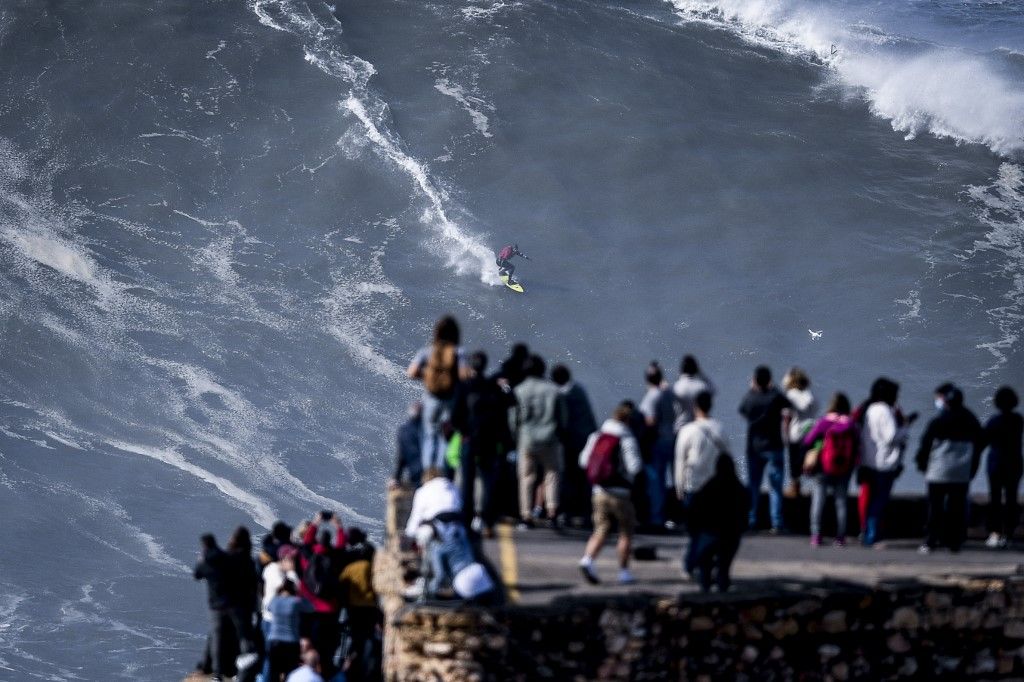 VIDÉO - Vagues géantes : découvrez les sauveteurs de l'extrême, au secours des surfeurs de Nazaré