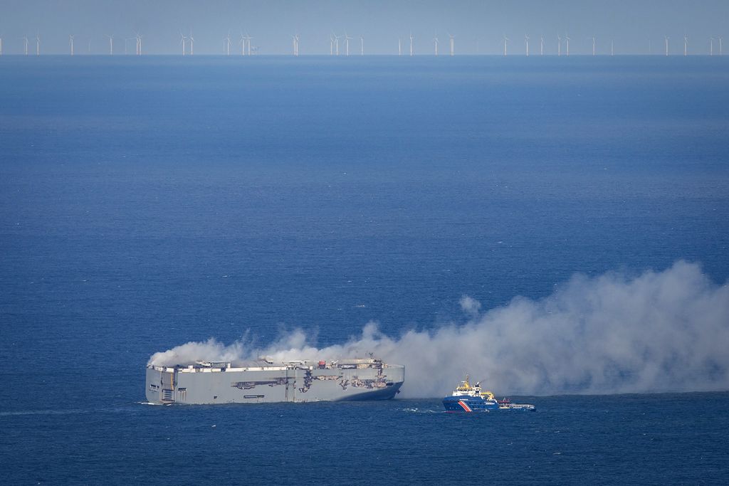 EN IMAGES - Cargo en feu aux Pays-Bas : un mort, plusieurs blessés et la menace d'une catastrophe écologique