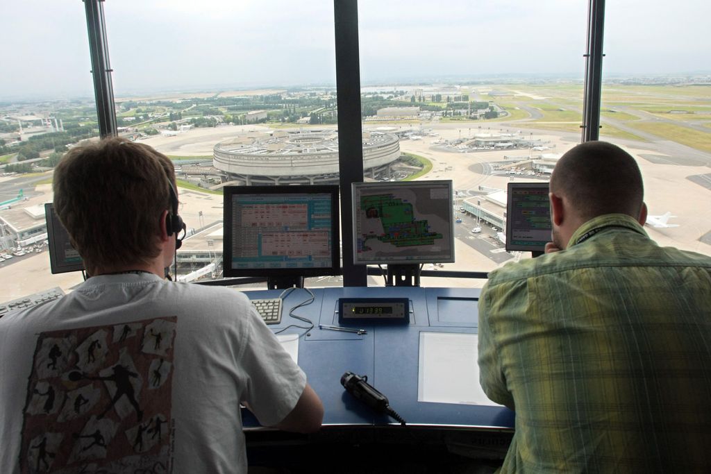 Grève dans les aéroports : les contrôleurs aériens cessent leur mouvement après un accord salarial