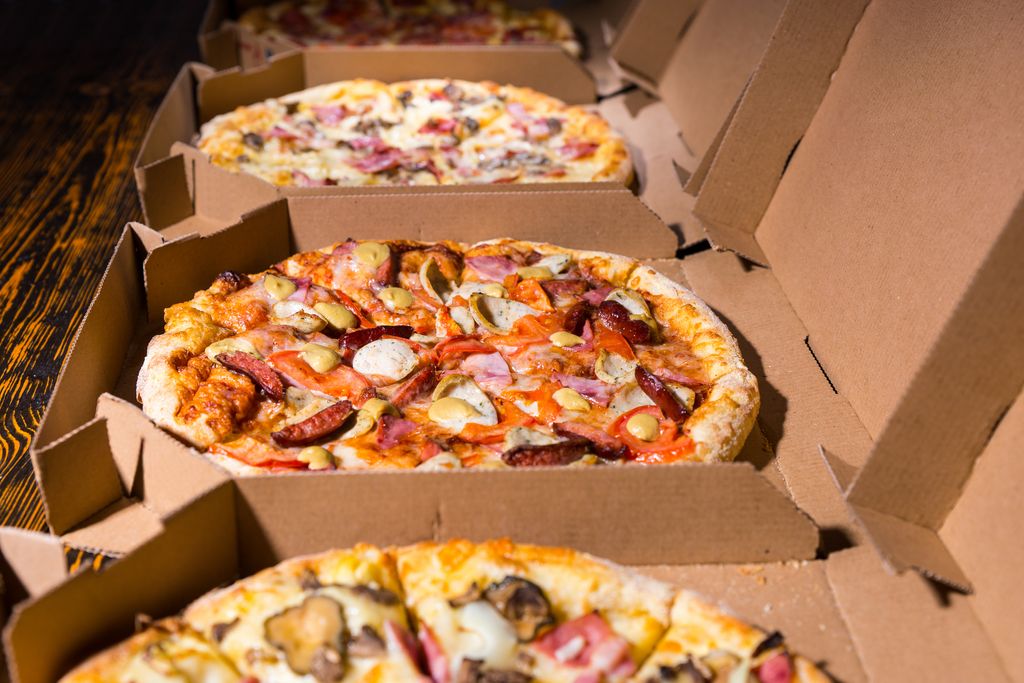 Adieu le carton de pizza et le cornet de frites ? L'Europe veut des emballages sans polluants éternels