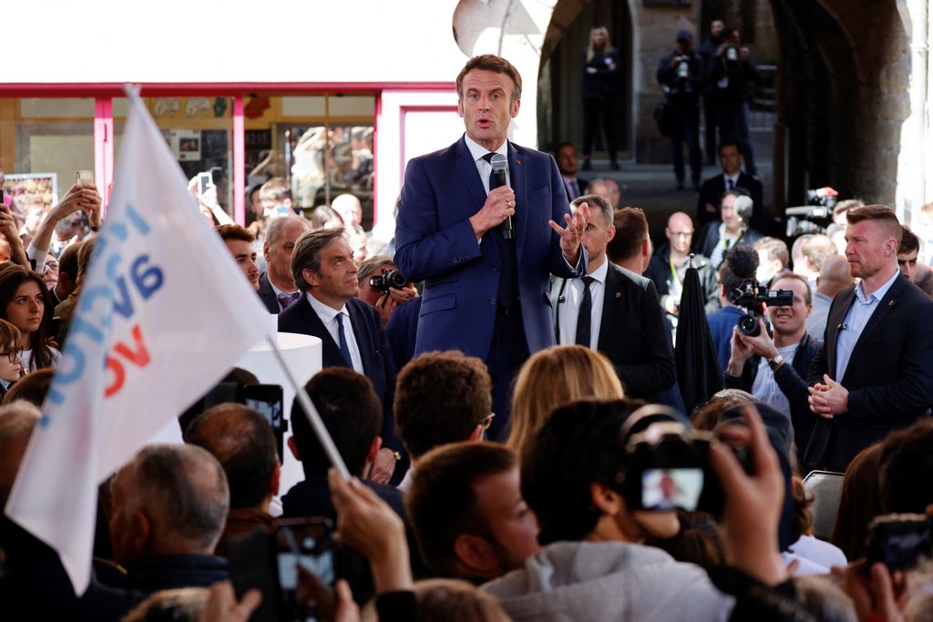 VIDÉO - Présidentielle : Emmanuel Macron interpellé sur les services publics au cours de son dernier meeting