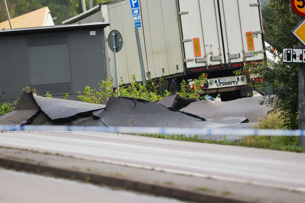 Suède : une autoroute s'effondre sur une centaine de mètres, des véhicules renversés et trois blessés légers