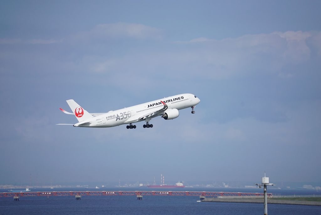Japon : un avion prend feu à l'atterrissage à l'aéroport de Tokyo
