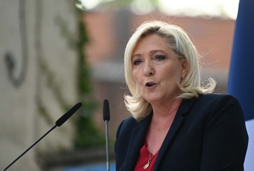 Marine Le Pen demande à Elisabeth Borne de dissoudre les 