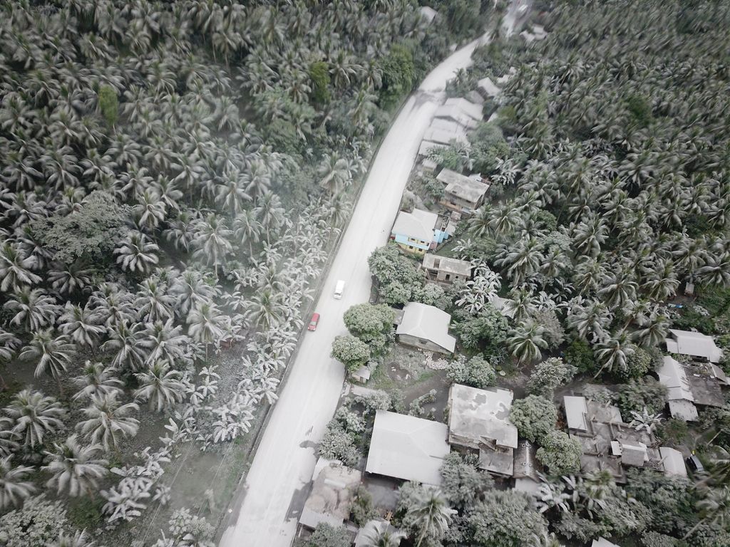 EN IMAGES - Les impressionnants dégâts provoqués par le volcan Bulusan aux Philippines
