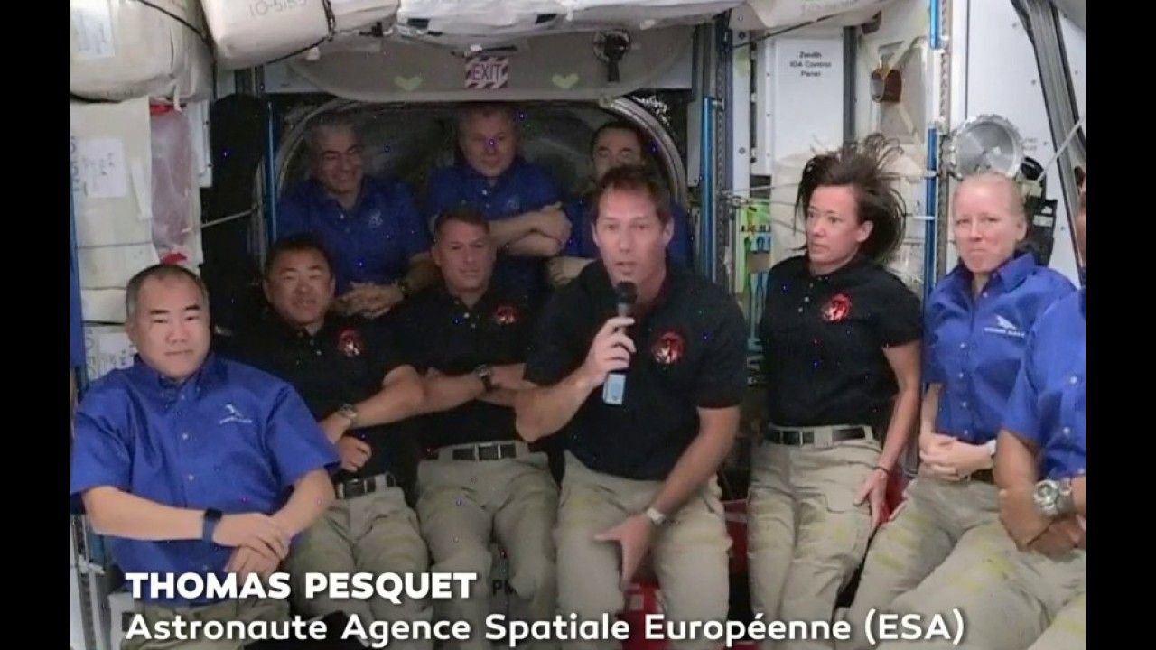 Arrivée dans l'ISS : les premiers mots  (en anglais et en français) de Thomas Pesquet