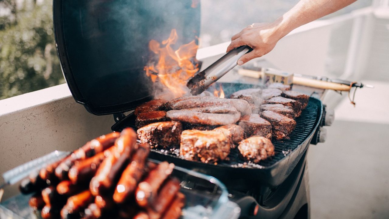 [VIDÉO] - L’été est là et la saison des barbecues est ouverte.
Mais son utilisation pour la cuisson de la viande nécessite une certaine prudence. 
Voici quelques conseils.