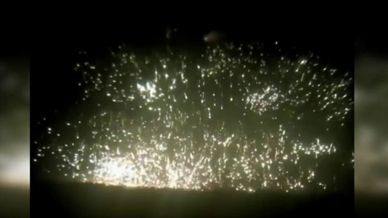 VIDÉO - Ukraine : une pluie de bombes incendiaires dans le ciel d'Avdiivka