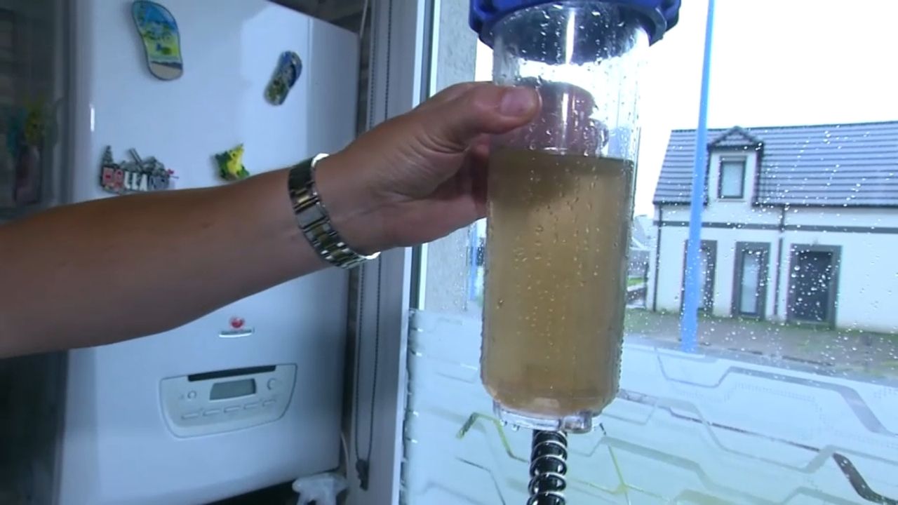 VIDÉO - "Le filtre est devenu quasiment noir" : les habitants de Douvrin exaspérés par l'eau marron du robinet