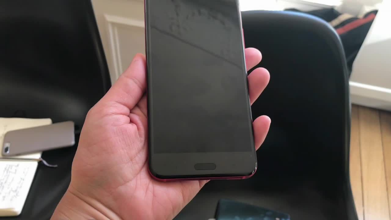 HTC U11 : premier aperçu du smartphone qui se presse