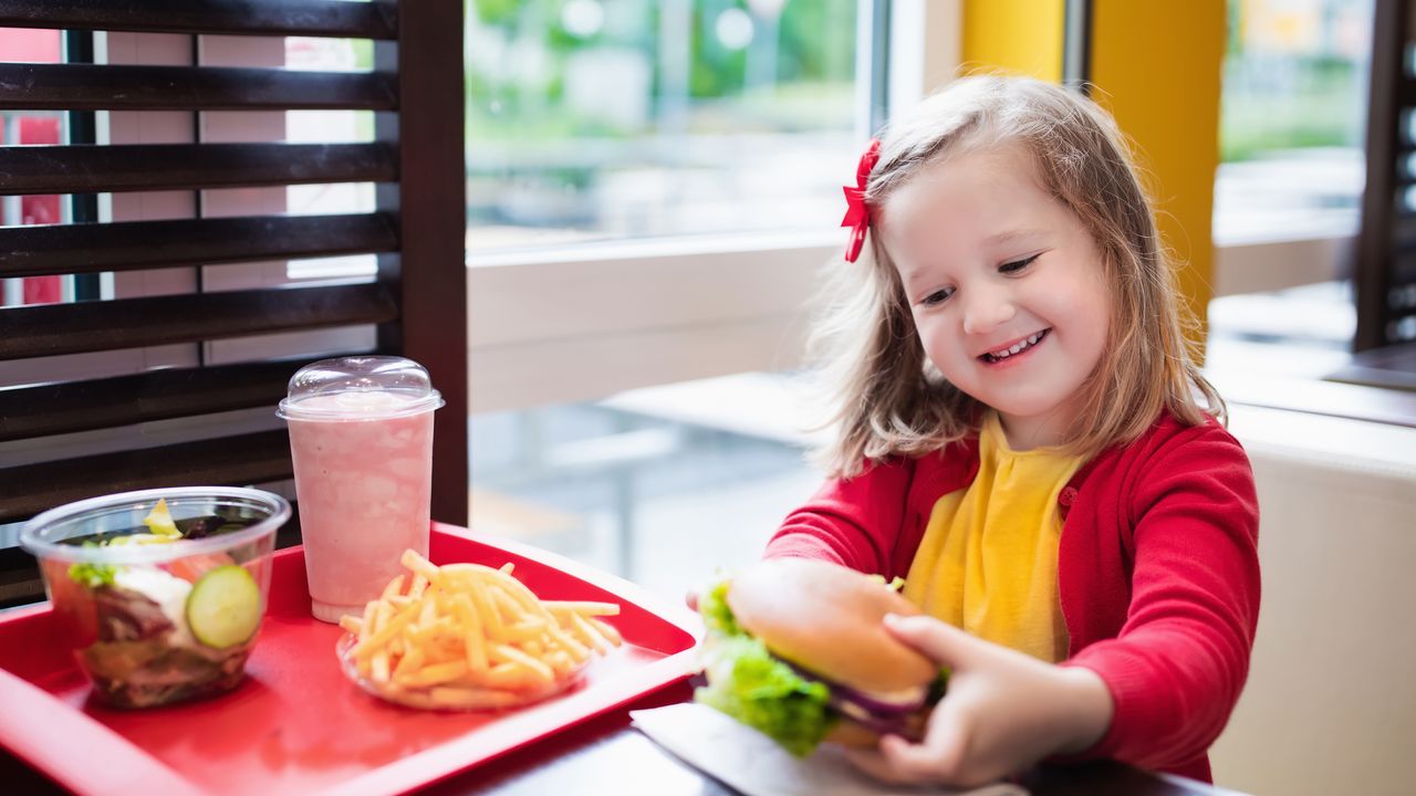 Fast-foods : des menus enfants bien trop caloriques, relève une association