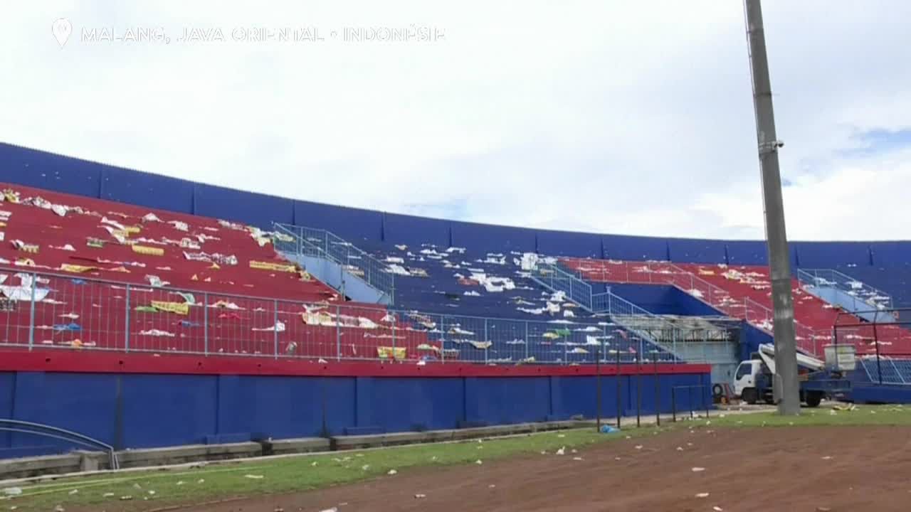 Indonésie : intérieur du stade Kanjuruhan et recueillement des joueurs