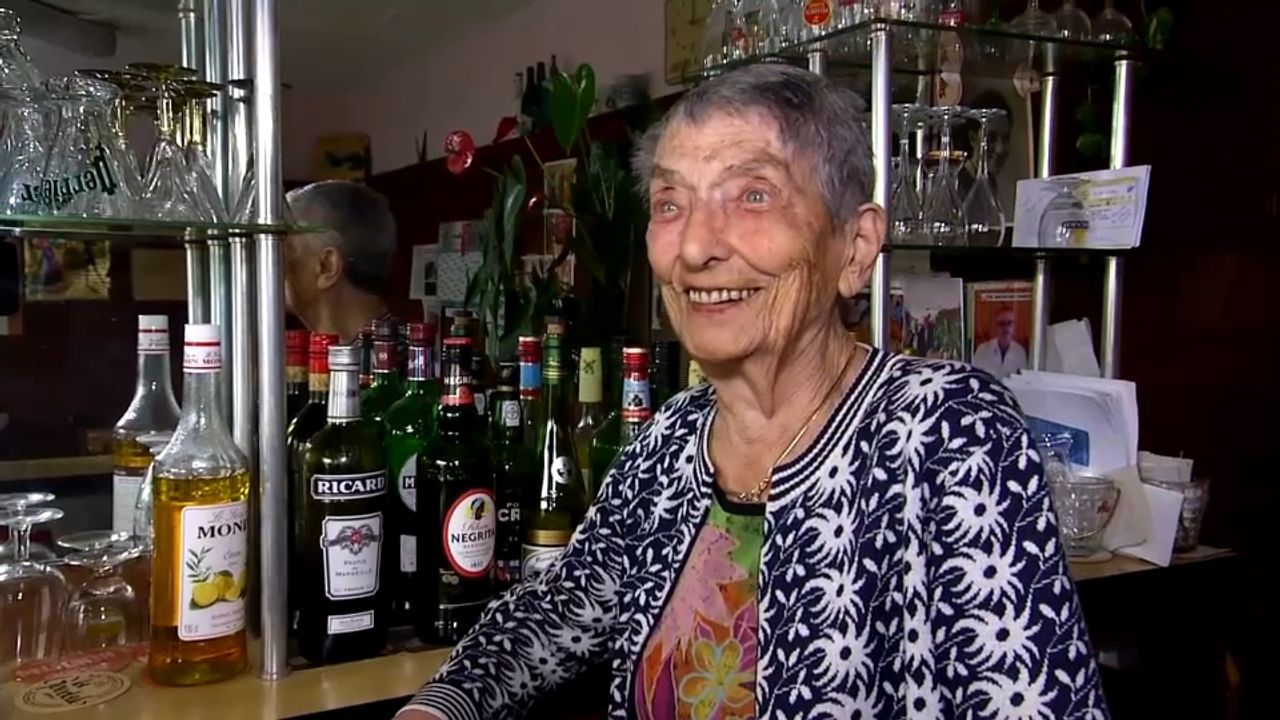 À 104 ans, elle tenait encore son café : l’hommage à la doyenne des bistrotiers