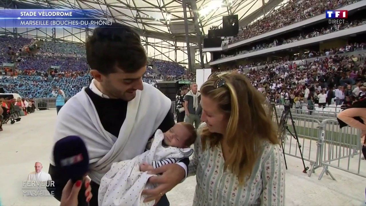 L'émotion des parents du bébé embrassé par le pape