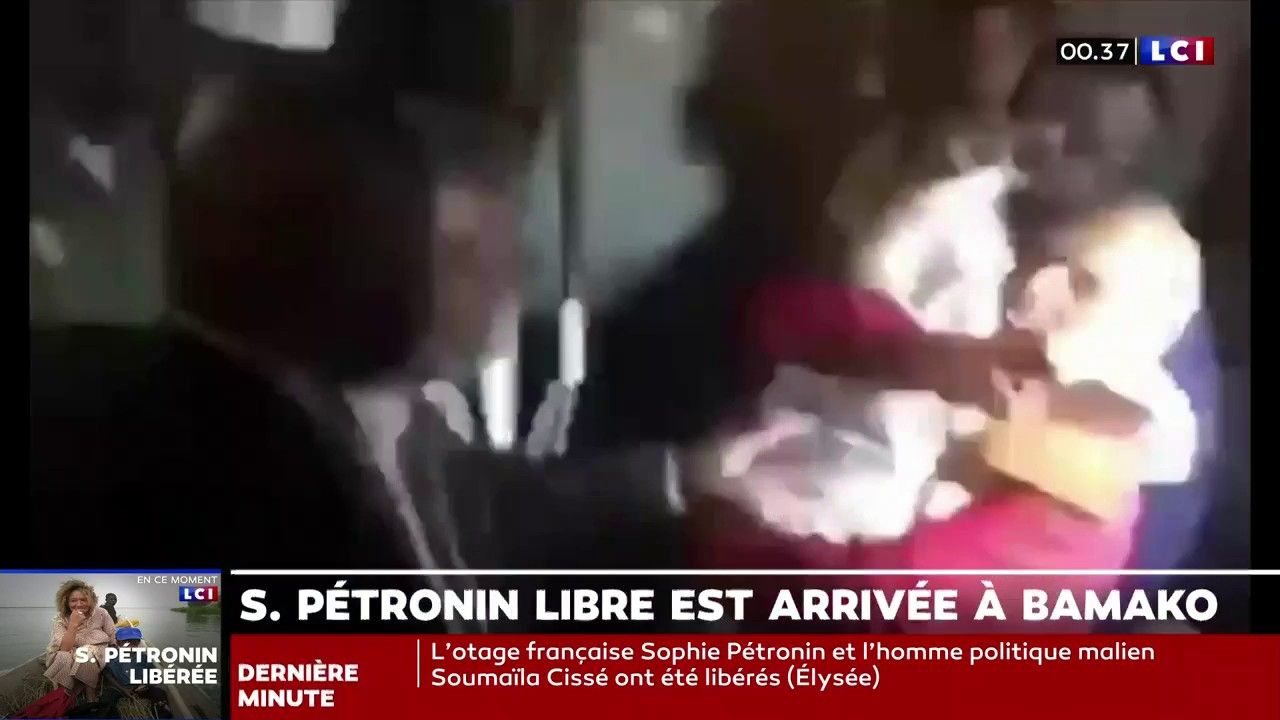 Mali : la descente d'avion de Sophie Pétronin après sa libération