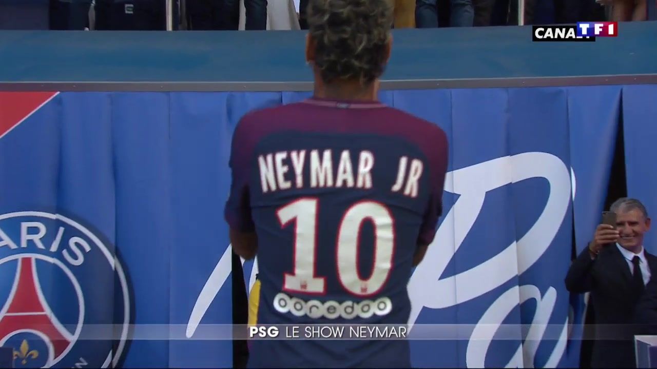 Neymar présenté au Parc des Princes
