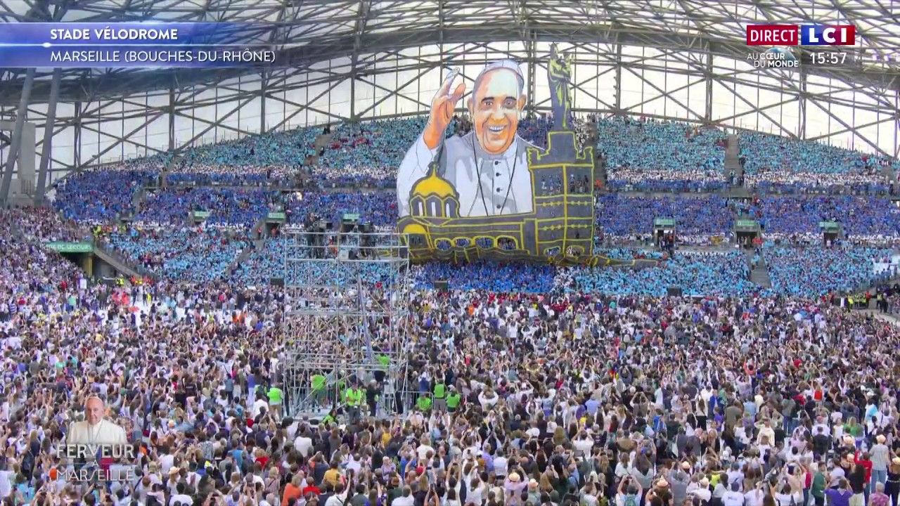 REVIVEZ - La clameur du public et le tifo déployé pour l'arrivée du pape François au Vélodrome