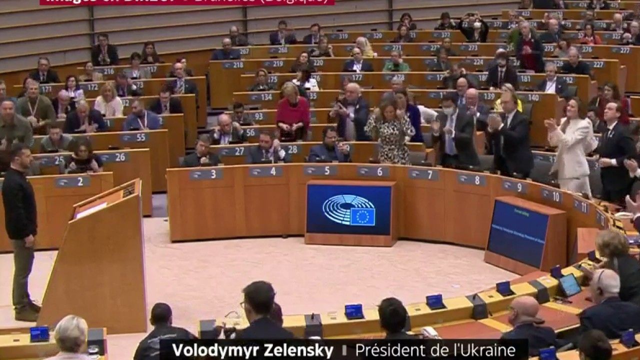 VIDÉO - Standing ovation pour Zelensky après son discours au Parlement