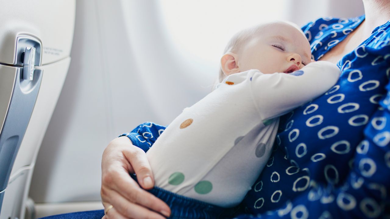 Les règles à suivre pour un voyage serein en avion avec un nouveau-né
