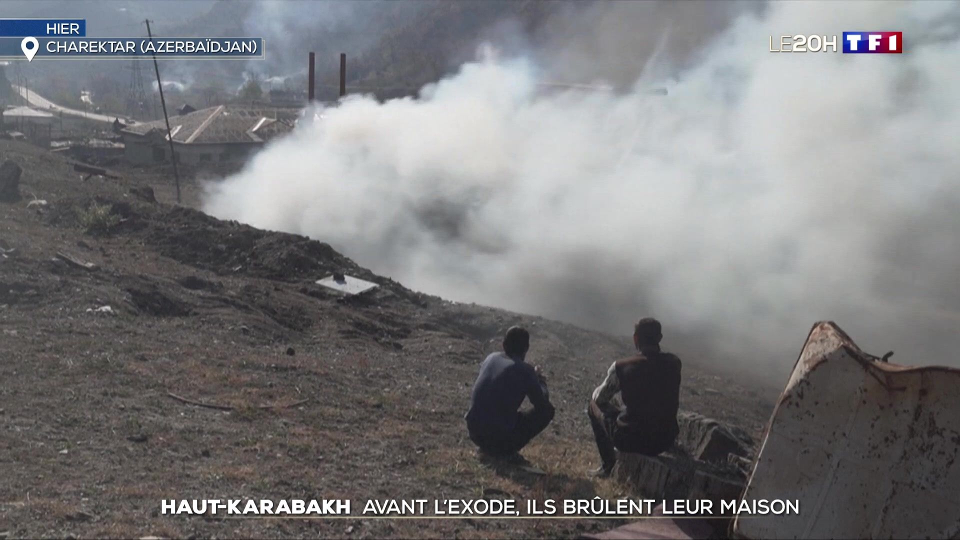 Avant l'exode, les habitants du Haut-Karabakh brûlent leur maison