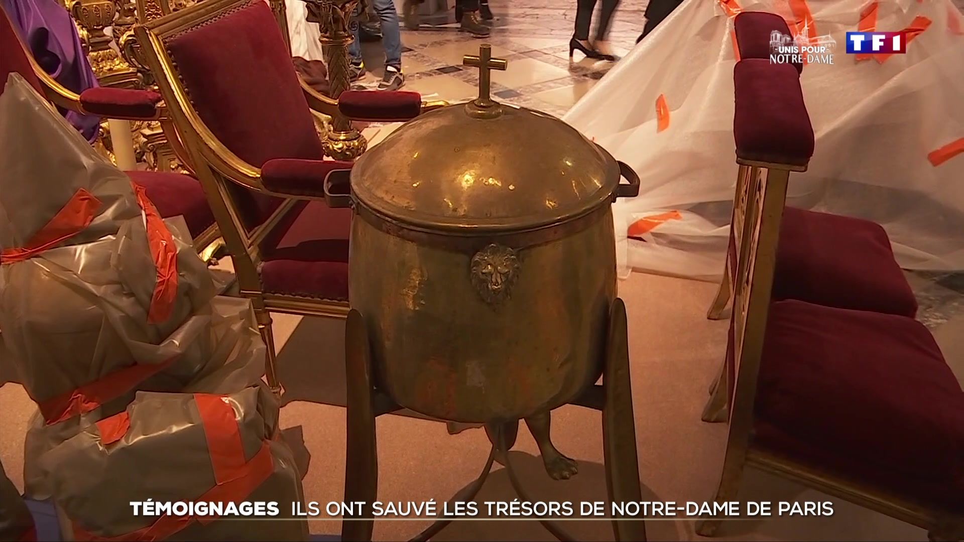 TÉMOIGNAGES - Notre-Dame : ils ont sauvé les trésors de la cathédrale