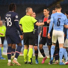 Selon plusieurs joueurs parisiens, Björn Kuipers, l’arbitre du match de la demi-finale retour de Ligue des champions entre Manchester City et le PSG, les aurait insultés.