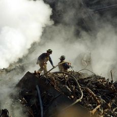 Des pompiers dans les décombres du World Trade Center, le 12 septembre 2001.