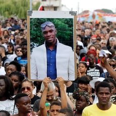 Mort d'Adama Traoré : le parquet général reconnaît "un lien de causalité" entre son interpellation et sa mort