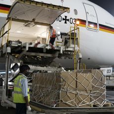 L'aide allemande réceptionnée à l'aéroport de Delhi (Inde), le 1er mai 2021