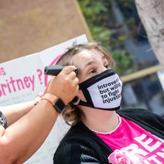 Une fan de Britney Spears se rase la tête devant un tribunal de Los Angeles pour soutenir son idole, le 27 avril 2021.