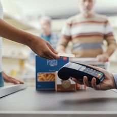 Mini-dons à la caisse des supermarchés : l'argent est-il reversé en totalité aux associations ?