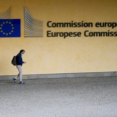 La Commission européenne assume de ne pas présenter en détails les accords noués avec les différents labos. 
