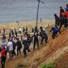 Des milliers de migrants ont tenté de passer la frontière de l'enclave espagnole de Ceuta.