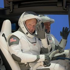 Les astronautes de la Nasa Douglas Hurley (à gauche) et Robert Behnken (à droite) vêtus des combinaisons de l'entreprise SpaceX.