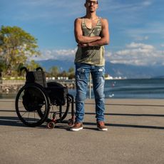 David Mzee, qui
a subi une paralysie complète de la jambe gauche après un accident, se tient debout grâce aux impulsions données par des électrodes.