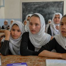 Des filles dans une salle de classe à Kandahar