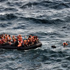 Des réfugiés et des migrants venus de Turquie tentent de rejoindre l'île de Lesbos, le 30 septembre 2015