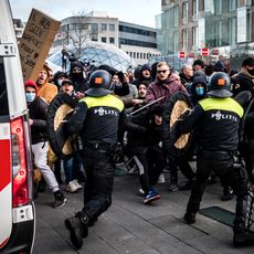 Des heurts ont éclaté dimanche 24 janvier à Eindhoven, aux Pyas-Bas, entre des manifestants anti couvre-feu et la police.