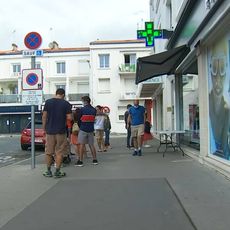Capture d'écran TF1 JT 13h 09 août 2021 / file devant une pharmacie au premier jour de mise en place du pass sanitaire