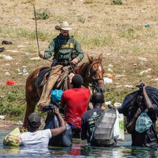 Un garde-frontière américain repousse les migrants haïtiens à la frontière, le 19 septembre 2021.